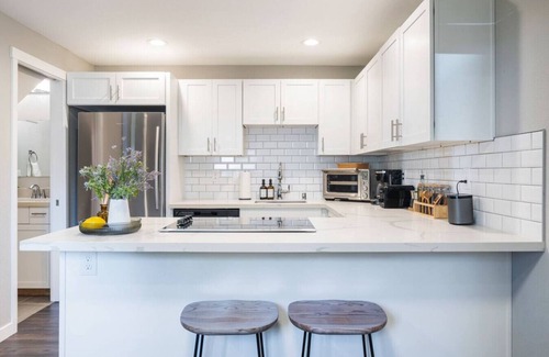 Hillwood Apartment | King Bed | In Unit Laundry | Mins to Seattle
