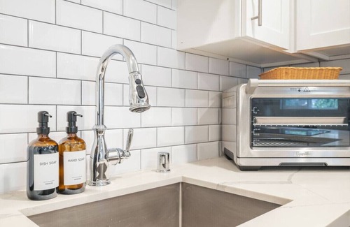 Hillwood Apartment | King Bed | In Unit Laundry | Mins to Seattle