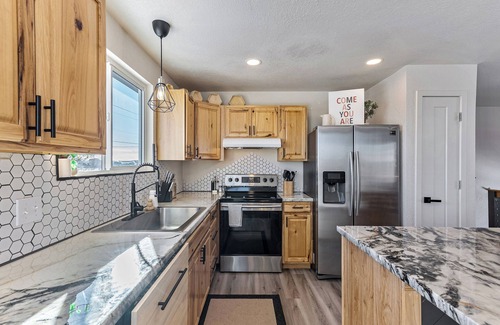 Kearns House | King Bed, Large Sectionals, Kids Area, Outdoor Living! Curated & Cozy Scandi!