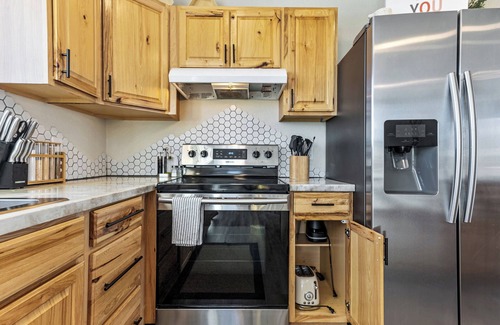 Kearns House | King Bed, Large Sectionals, Kids Area, Outdoor Living! Curated & Cozy Scandi!