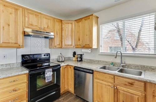 Springville House | King Bed, Lots of Parking, Open Living Room!