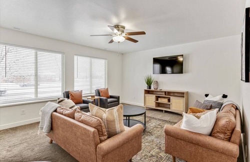 Springville House | King Bed, Lots of Parking, Open Living Room!