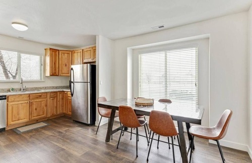 Springville House | King Bed, Lots of Parking, Open Living Room!