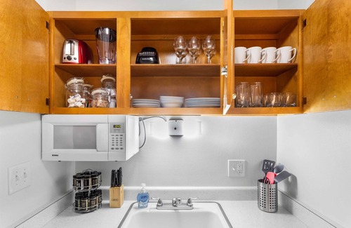 Wauwatosa Apartment | King Bed Near Froedtert ~ FAST WIFI ~ Undergrnd Parking