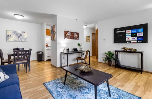 Wauwatosa Apartment | King Bed Near Froedtert ~ FAST WIFI ~ Undergrnd Parking