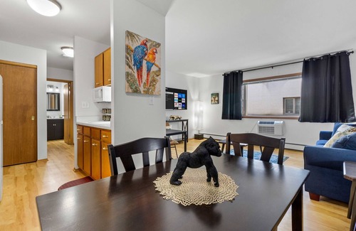 Wauwatosa Apartment | King Bed Near Froedtert ~ FAST WIFI ~ Undergrnd Parking