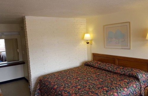 Grissom - Highland Hotel | King Bed Non SmokingaKing Bed Non Smoking, Red Carpet Inn, Complimentary Parking, Close to Downtown