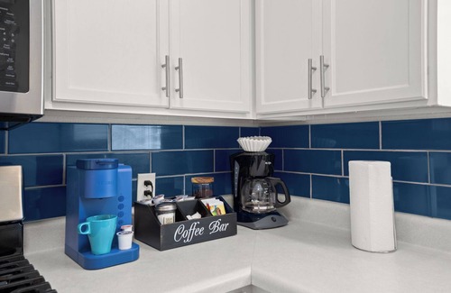 Chestnut House | King Bed~Open Living Area~Private Parking~5 Minutes to DT~Fully Stocked Kitchen