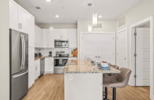 Southeast Orlando Apartment | King Bed | Parks Nearby | Pool | Gym | Pet allowed