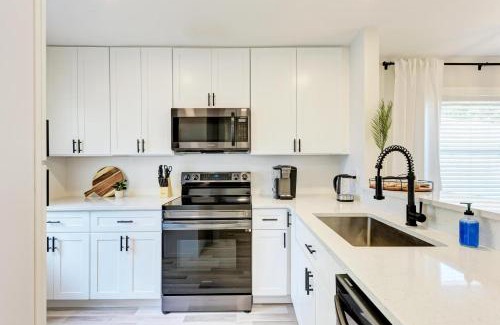 Bay Acres House | King Bed & Patio, Minutes to the Beach