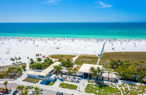 Bay Acres House | King Bed & Patio, Minutes to the Beach