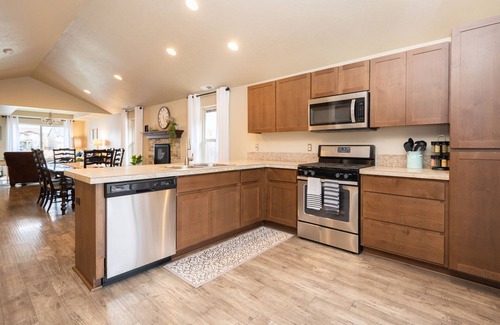 Larkspur House | King bed - Pet Friendly - Jameson's Place