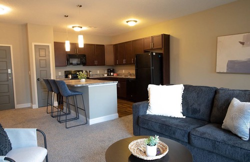 West Des Moines Apartment | King Bed Pool Access Garage Parking