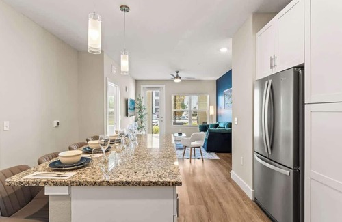 Southeast Orlando Apartment | King Bed, Pool & Gym, Near Parks, Pets allowed