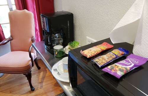 Ingram Hills Apartment | King bed, Private, Keurig, Pet Friendly, Kitchenette, Secure Parking.