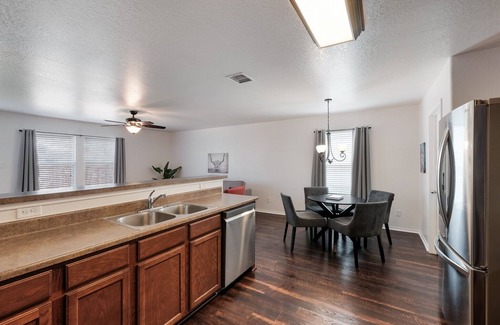 Selma House | King Bed, Private Office, Free Parking