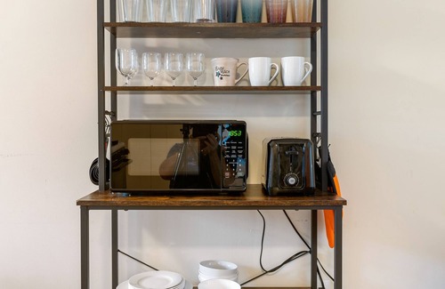 Poughkeepsie Apartment | King Bed/Private Parking/300mbps+ WiFi