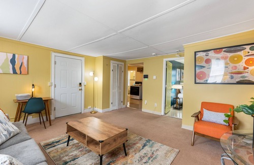 Poughkeepsie Apartment | King Bed/Private Parking/300mbps+ WiFi