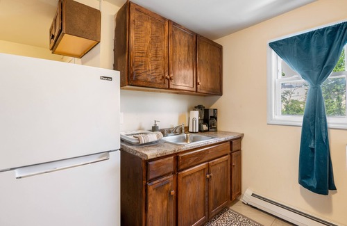 Poughkeepsie Apartment | King Bed/Private Parking/300mbps+ WiFi