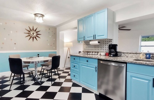 Holiday House | King Bed & Queen Luxury Retro 2/1/1 W/D+Kitchen+Garage+Patio+3 RokuTVs+Workspace