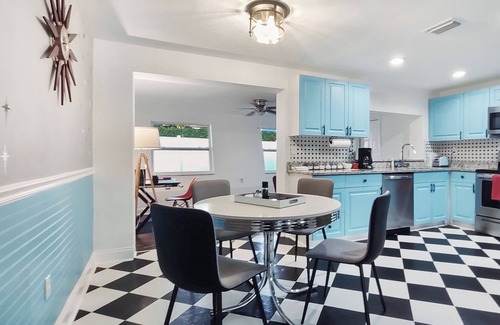 Holiday House | King Bed & Queen Luxury Retro 2/1/1 W/D+Kitchen+Garage+Patio+3 RokuTVs+Workspace