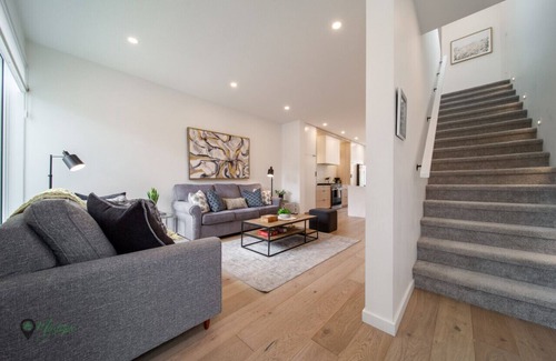 Southwest Edmonton House | King Bed|Sleeps 8|Garage|Near Whyte Ave & UofA