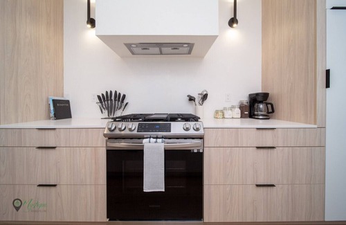 Southwest Edmonton House | King Bed|Sleeps 8|Garage|Near Whyte Ave & UofA