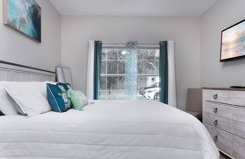 Ferry Pass Apartment | King Bed | Sofa Bed | Work Space | Near Hospitals, College, & Naval Base