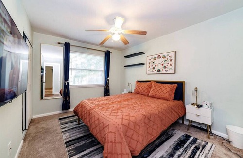 Gainesville House | King Bed. Standing Desk. Mins from UF. Fast WI-FI