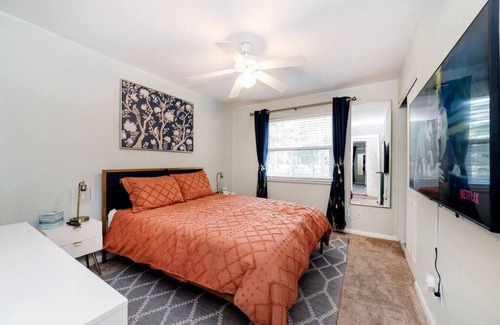 Gainesville House | King Bed. Standing Desk. Mins from UF. Fast WI-FI