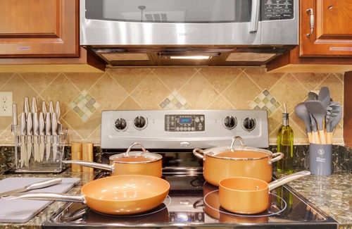 Tucson Condo | King Bed Suite Condo: Pool + Hot Tub Access