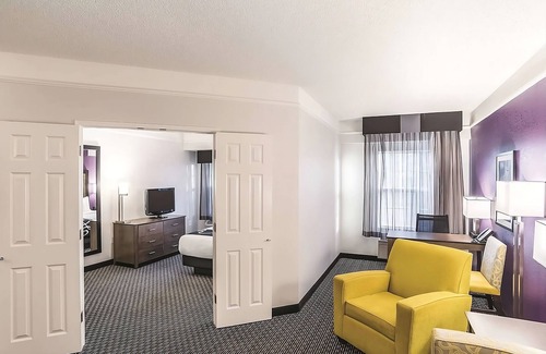 Woodlands Village Hotel | King Bed Suite, La Quinta Inn, Poolside Loungers, near Flagstaff Grand Canyon