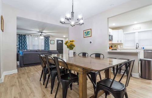 Joliet House | King Bed Suite, *Spacious Newly Remodeled House*