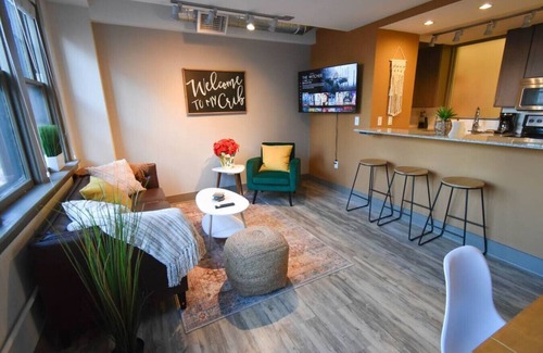 Hanover Place Apartment | ★ King Bed ★ Uptown Theater★