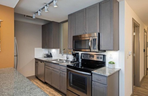 Hanover Place Apartment | ★ King Bed ★ Uptown Theater★