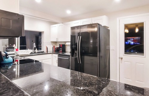 New Port Richey House | King Bed w/Bath Ensuite&Queen 2/2/1—2 Living Spaces—Kitchen+4RokuTVs+W/D+Patio