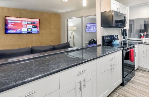 New Port Richey House | King Bed w/Bath Ensuite&Queen 2/2/1—2 Living Spaces—Kitchen+4RokuTVs+W/D+Patio