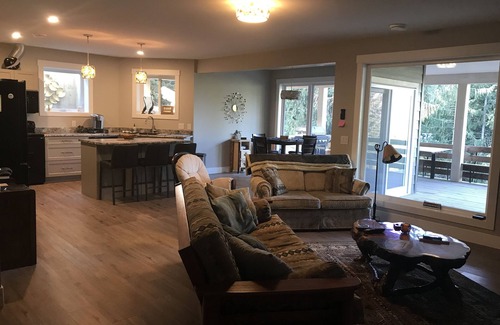 Blind Bay House | *King Bed w/Ensuite*Private Suite*Business Travel Ready*Personal Use Kitchen*