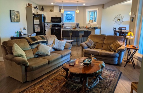 Blind Bay House | *King Bed w/Ensuite*Private Suite*Business Travel Ready*Personal Use Kitchen*