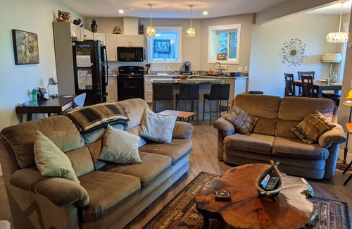 Blind Bay House | *King Bed w/Ensuite*Private Suite*Business Travel Ready*Personal Use Kitchen*