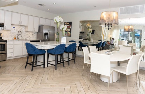 South Central Houston Apartment | King bed W/pool near downtown and medical center