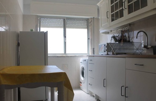 Massama Apartment | King Bedroom 1 In Sintra- Massamá Next To Train Station
