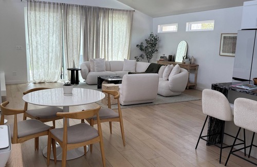 Sam Hughes House | King beds,Free WiFi, Close UofA, Spacious