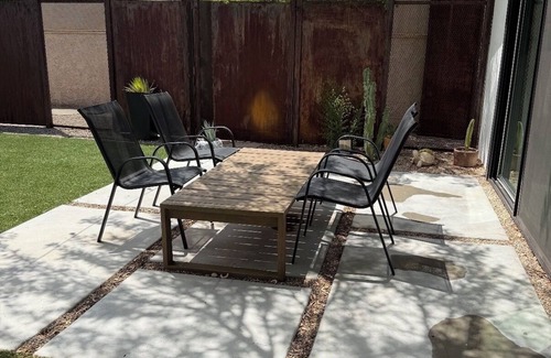 Sam Hughes House | King beds,Free WiFi, Close UofA, Spacious