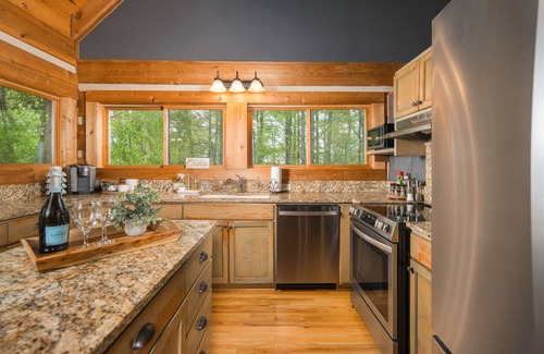 Boone Cabin | KING Beds Hot Tub - Fireplace - Ping Pong - Fire Pit