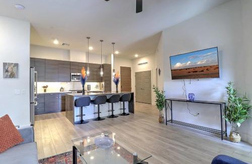 North Scottsdale Apartment | King Beds - Nascar Racing Wknd - Parking - Patio 4020