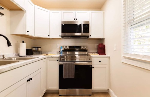 Dunlap House | King Comfort | Bright & Modern 1BR Stay in Dunlap
