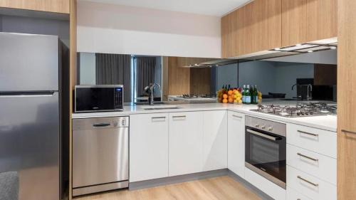 Adelaide Central Business District Apartment | King Deluxe on Franklin St with Pool, Gym, Sauna, Cafe, Wifi