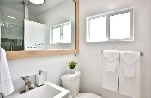 El Camino Village Apartment | King Garden Suite - 10 mins to Beach and LAX