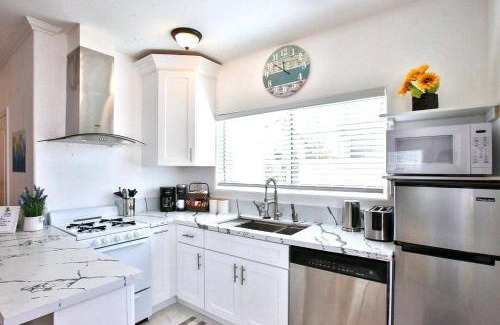 El Camino Village Apartment | King Garden Suite - 10 mins to Beach and LAX